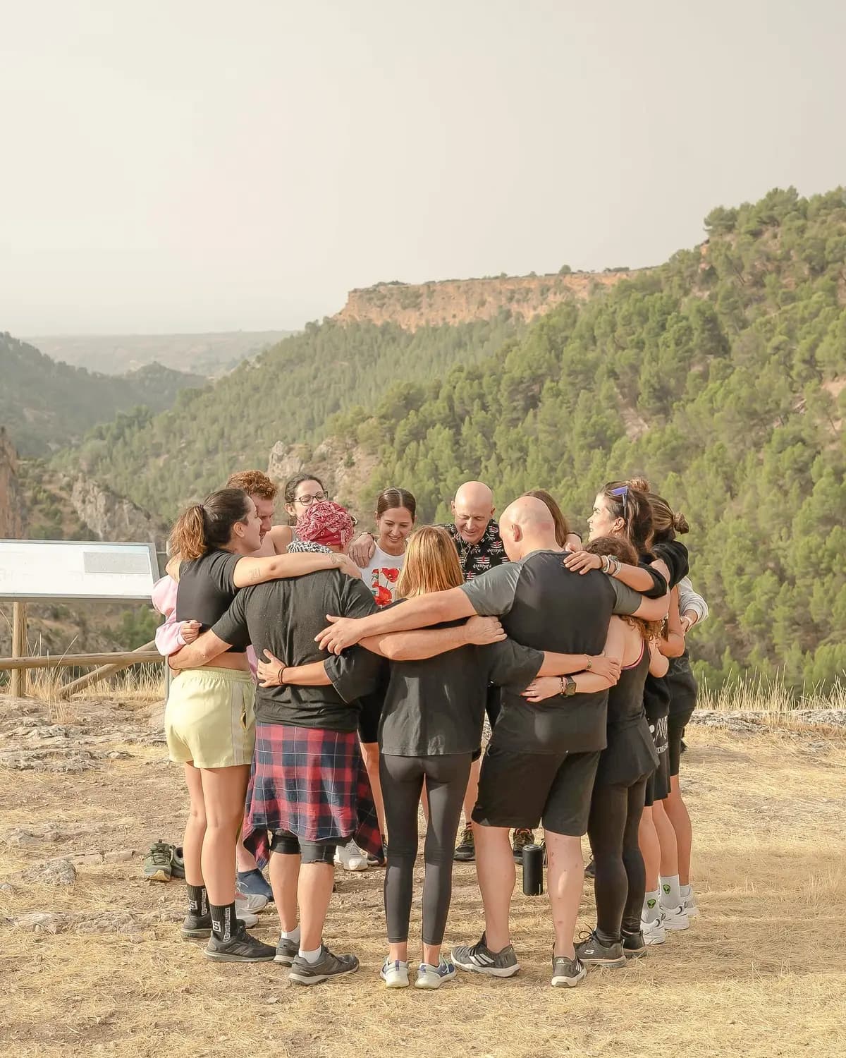 Abrazo de grupo al cerrar un retiro Intranerso, en un mirador de la sierra de Jaén