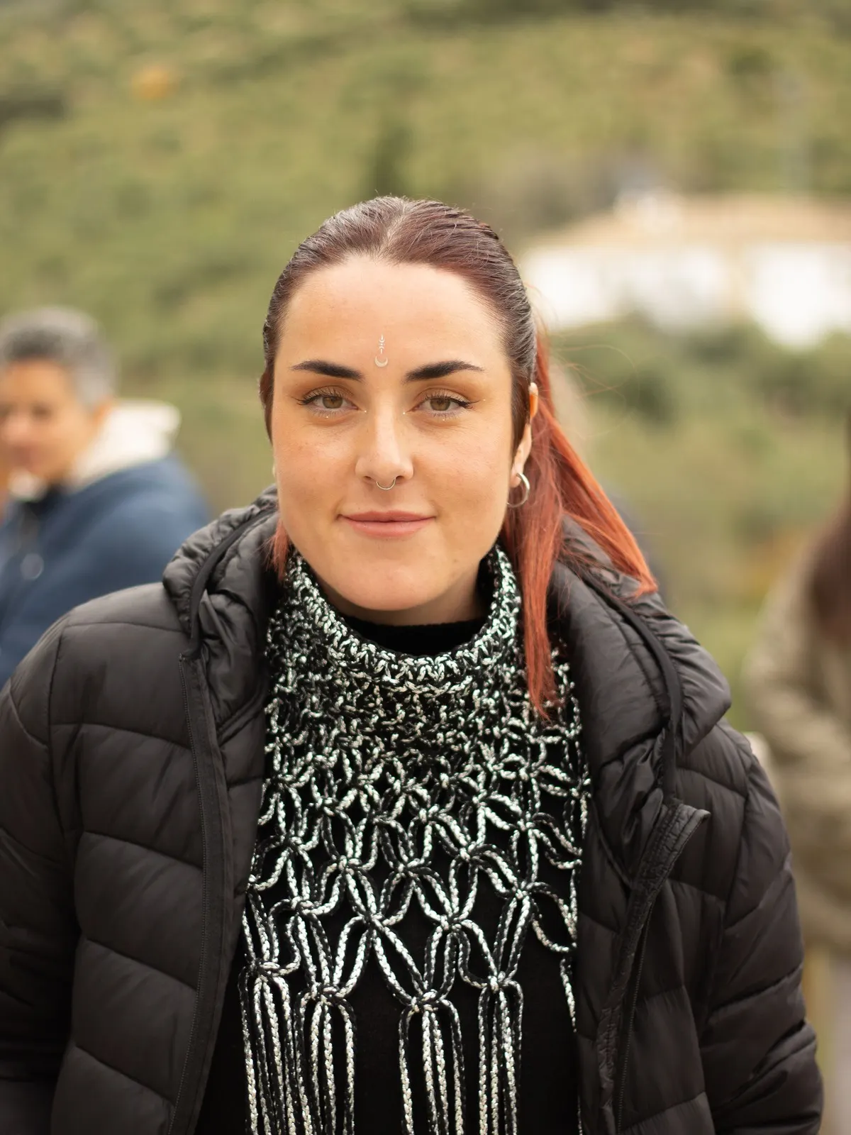 Retrato de Marta, fundadora de Intranerso, entre olivos en un retiro de Esencia Natural