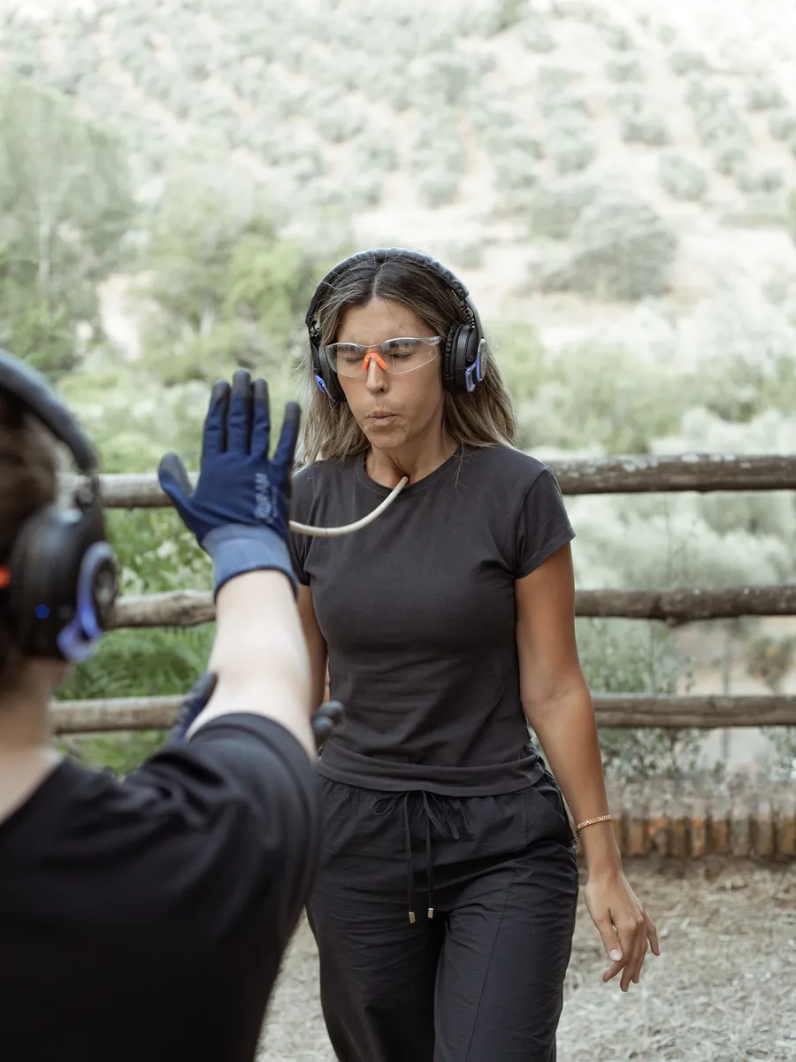 Una participante, con auriculares, en plena dinámica de un retiro Intranerso en la naturaleza