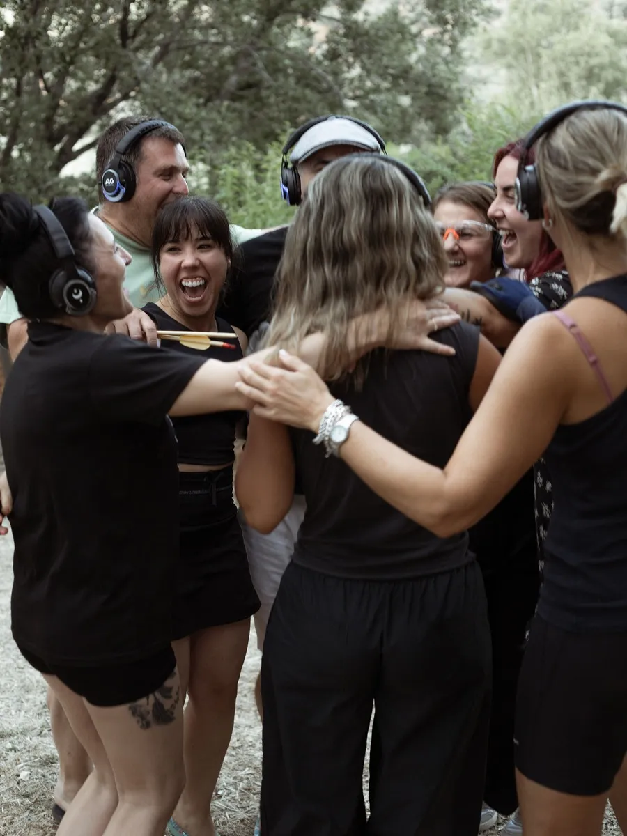 El grupo se abraza entre risas durante una dinámica de un retiro Intranerso